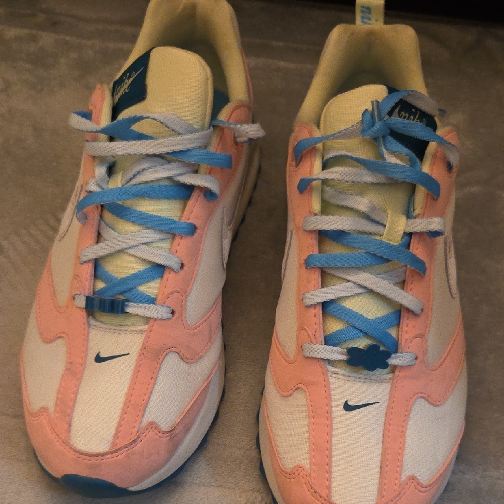 Nike Women's Air Max Dawn in the 'Pastel' colokers - Pink and Blue